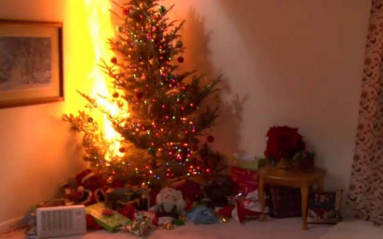 In fiamme l’albero di Natale, muore un 83enne. Moglie e figlia ricoverate all’ospedale
