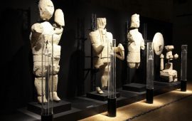 Alcuni dei Giganti di Monti Prama esposti al Museo Archeologico di Cagliari.