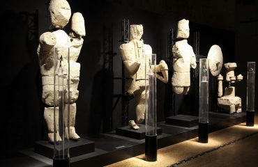 Alcuni dei Giganti di Monti Prama esposti al Museo Archeologico di Cagliari.