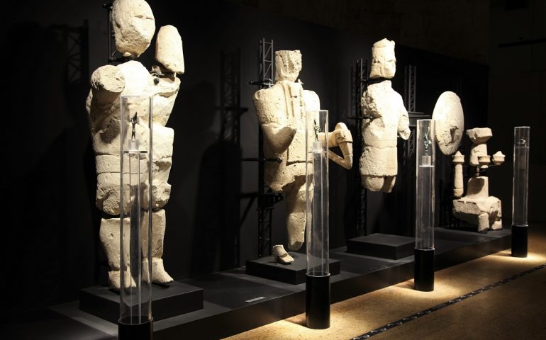 Alcuni dei Giganti di Monti Prama esposti al Museo Archeologico di Cagliari.