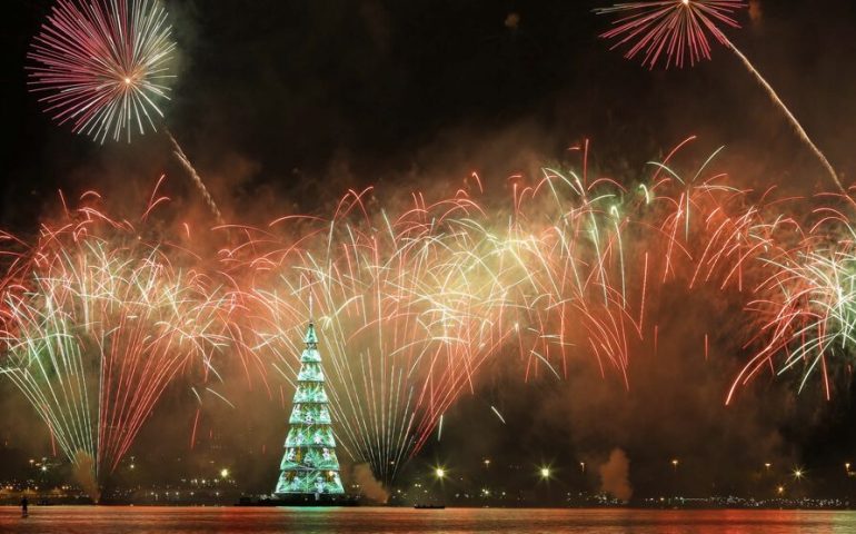 Rio de Janeiro: inaugurato l’albero di Natale galleggiante più alto del mondo