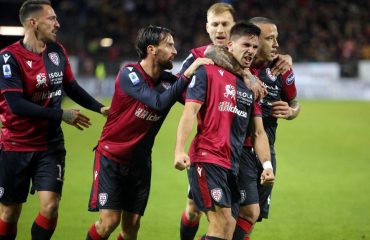 I giocatori del Cagliari festeggiano il goal di Simeone contro la Lazio.