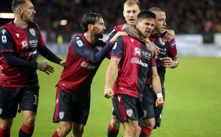 I giocatori del Cagliari festeggiano il goal di Simeone contro la Lazio.