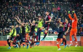 I giocatori del Cagliari esultano dopo la vittoria, in casa, contro la Sampdoria.