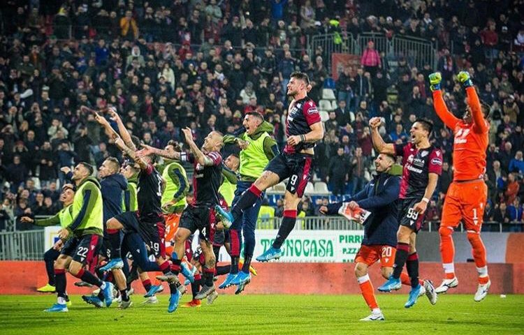 I giocatori del Cagliari esultano dopo la vittoria, in casa, contro la Sampdoria.