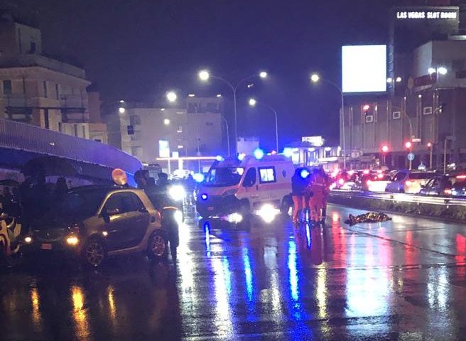Travolte da un’auto mentre attraversano: due ragazze muoiono a Ponte Milvio
