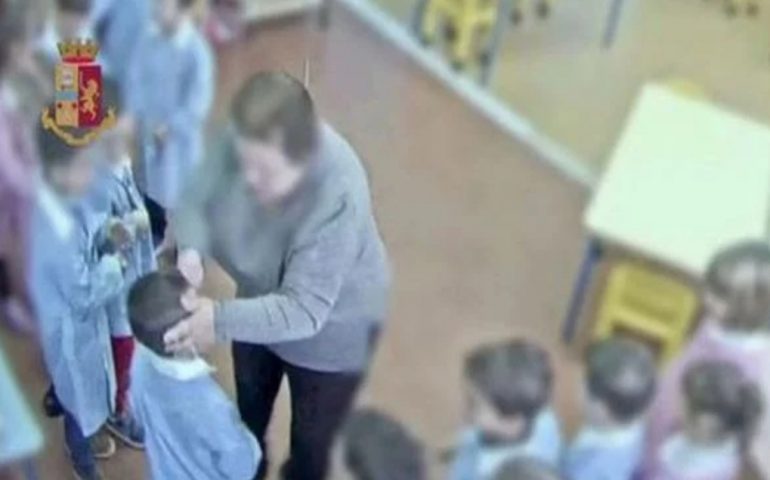 Schiaffi e offese ai bimbi di un asilo nido: «Fai schifo, sei un terrone, piangi», maestra sospesa