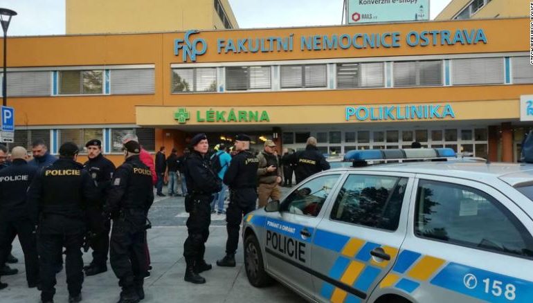 Repubblica Ceca, sparatoria in un ospedale: 6 persone uccise, killer in fuga