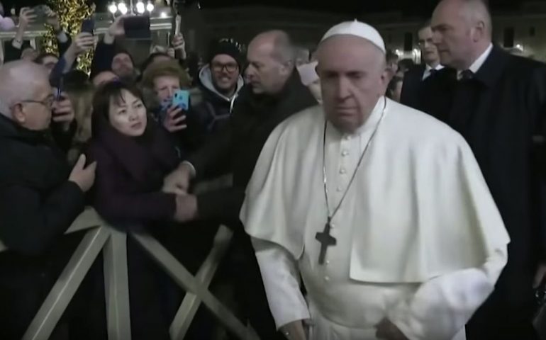 Papa Francesco si arrabbia dopo essere stato strattonato dalla fedele: «Anche io perdo la pazienza»