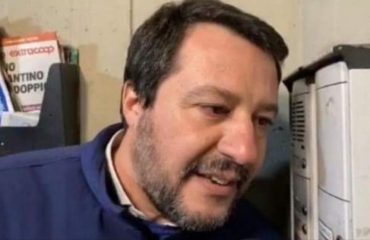 Salvini mentre parla al citofono in un quartiere di Bologna ad una famiglia di presunti spacciatori di droga.