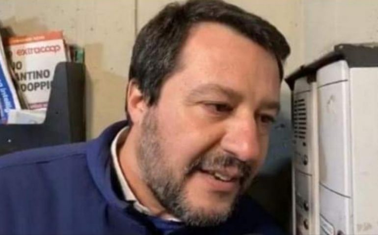 Salvini mentre parla al citofono in un quartiere di Bologna ad una famiglia di presunti spacciatori di droga.