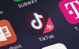 Immagine della schermata di uno smartphone, con in primo piano l'applicazione TikTok.