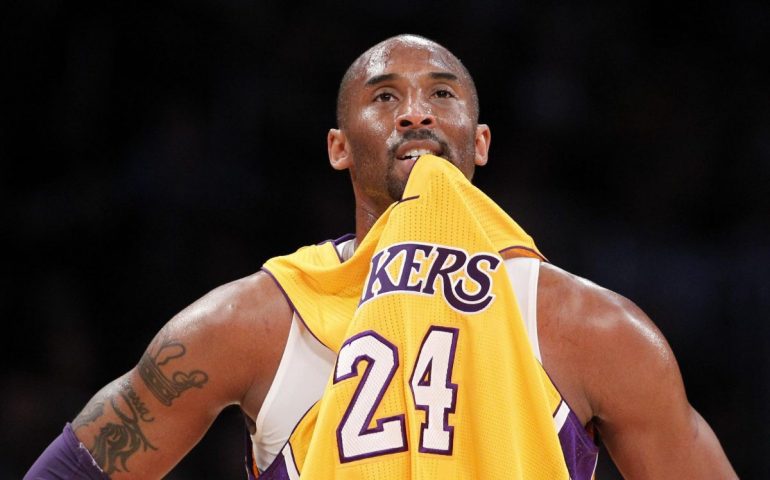 La star della NBA Kobe Bryant muore in un incidente in elicottero