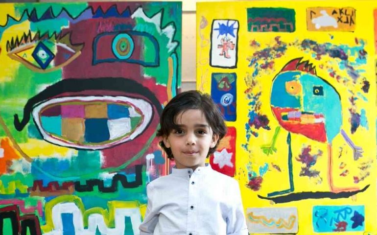 Mikail, pittore prodigio: i quadri del baby Pollock venduti a migliaia di euro