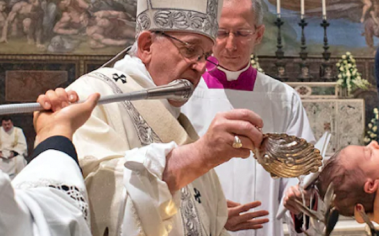 Papa Francesco mentre battezza i bambini alla Cappella Sistina: «Se hanno fame allattateli pure qui»