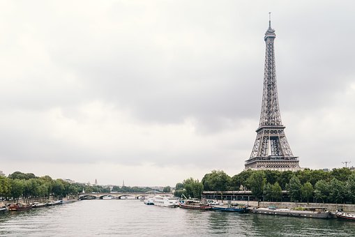 Parigi, attacco al grido di “Allah Akbar”: 1 morto