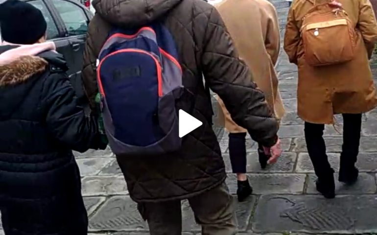 (VIDEO) Coronavirus, “Schifosi, ci infettate”: insulti razzisti contro gruppo di cinesi a Firenze