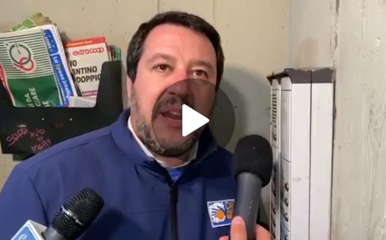 (VIDEO) Salvini citofona a un presunto spacciatore: “Lei spaccia?”. È Polemica