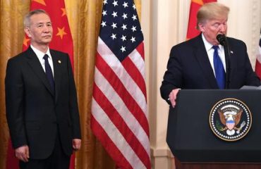 Il presidente degli USA Trump e il vice primo ministro cinese durante la firma dell'accordo sui dazi.