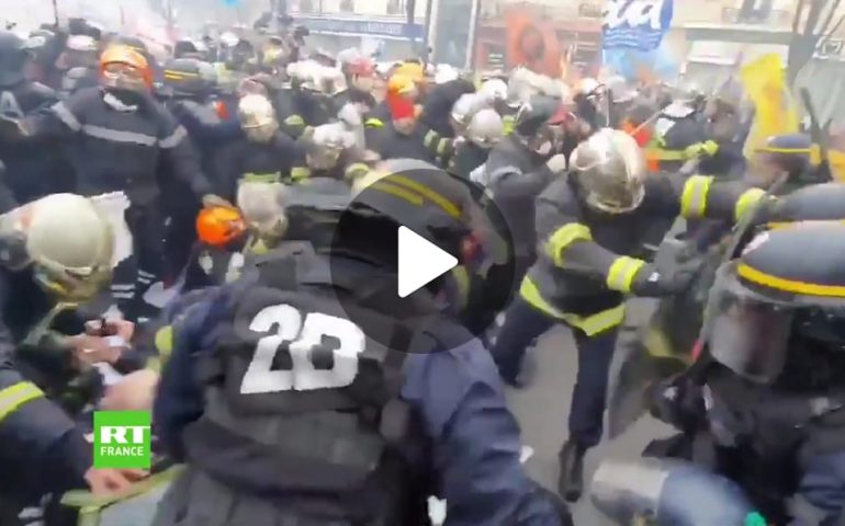 (VIDEO) Parigi: la Polizia manganella i Vigili del fuoco in sciopero