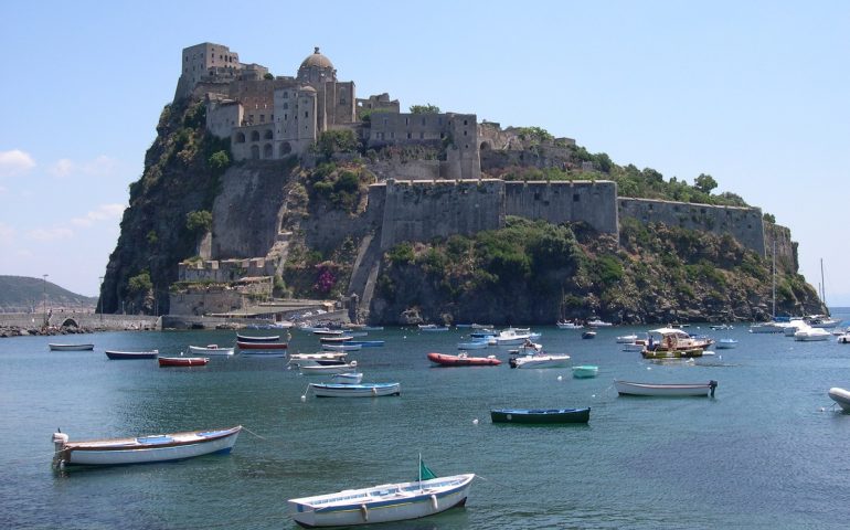 Ischia: “Divieto di sbarco per lombardi, veneti e cinesi”. Ma il prefetto annulla tutto