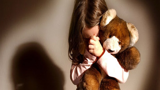 Orrore in Toscana: genitori arrestati per abusi. Il gip: «Una bambina concepita solo per violentarla»
