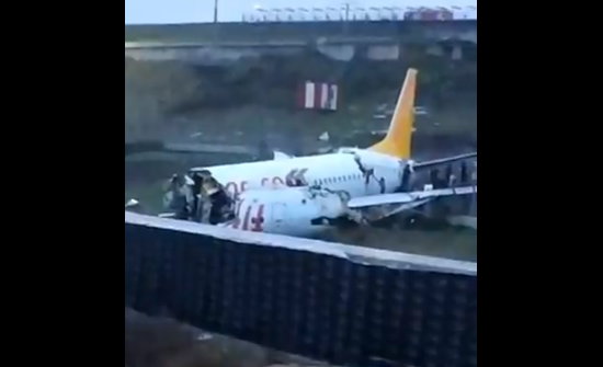 Istanbul: aereo esce di pista e si spezza in tre. L’incidente è avvenuto durante l’atterraggio