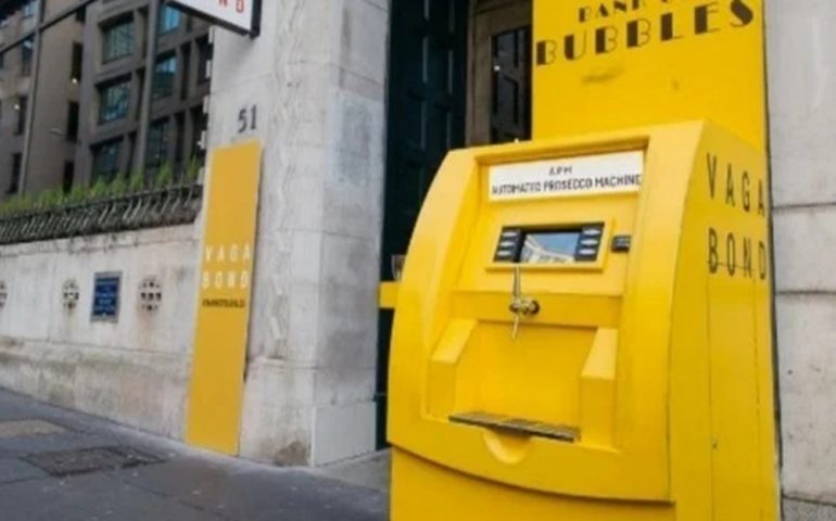 Al posto dell’Atm, un Apm: distributore di calici di prosecco. L’idea a Londra