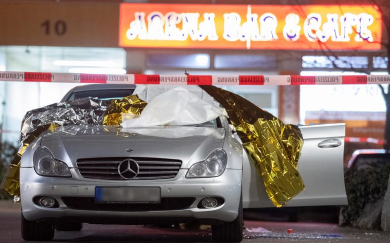 Notte di sangue vicino Francoforte: un uomo spara in due narghilè bar. Almeno 11 i morti