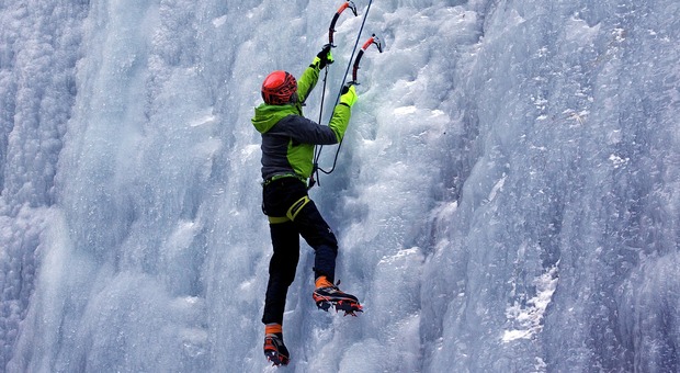 Iceclimber precipita dalla cascata di ghiaccio Carpe Diem e muore sul colpo