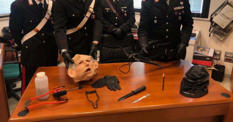 Indossa la maschera di Bertinotti armato di balestra: frecce contro il vicino