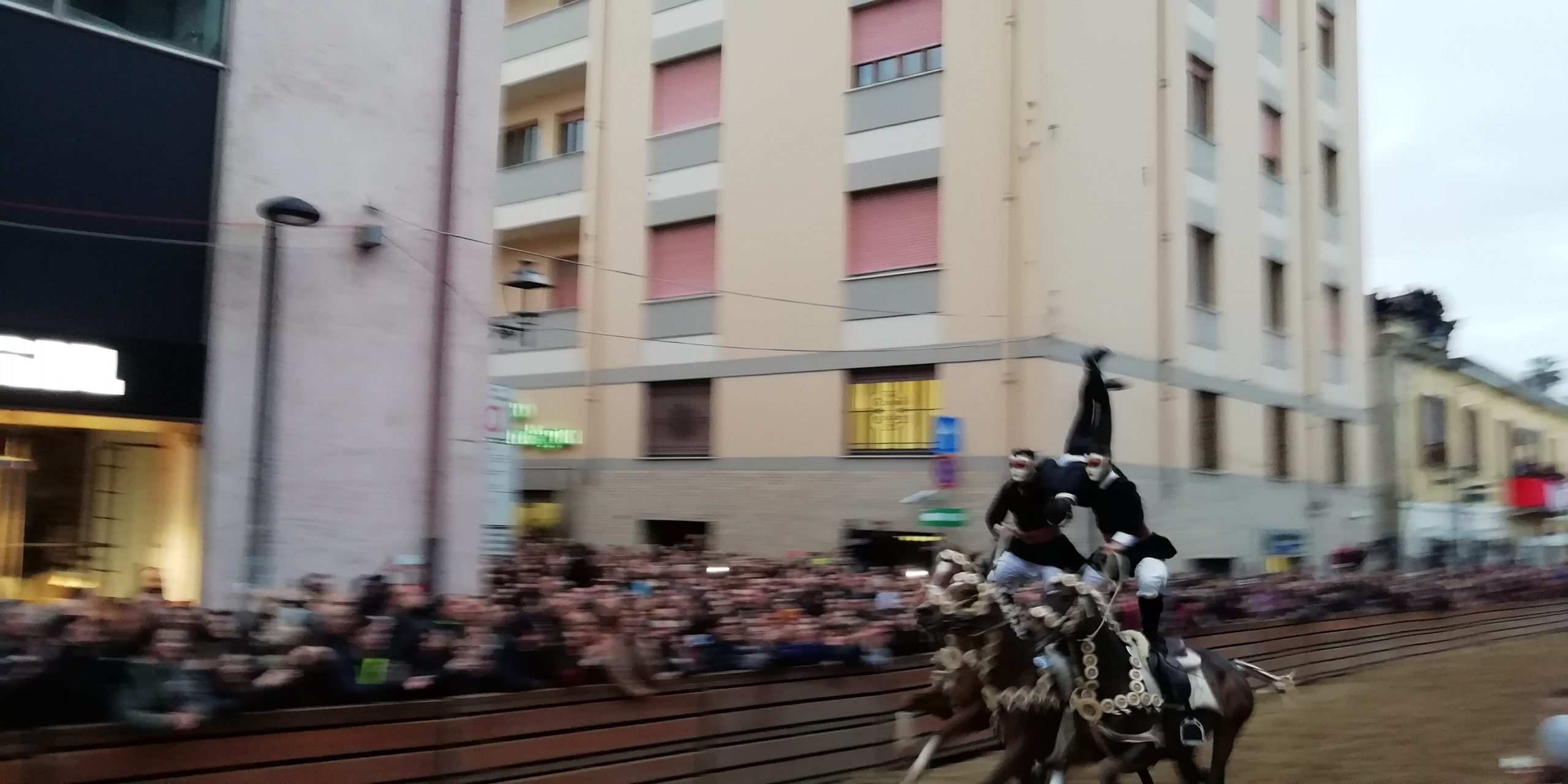 Sartiglia 2020, il passaggio di una pariglia spettacolare.