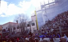 Sartiglia 2020: un cavaliere mentre tenta di centrare la stella.