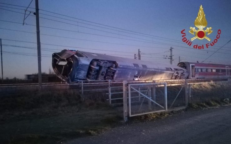 Due morti e decine di feriti: treno deraglia e due vagoni si ribaltano. Il terribile incidente a Lodi