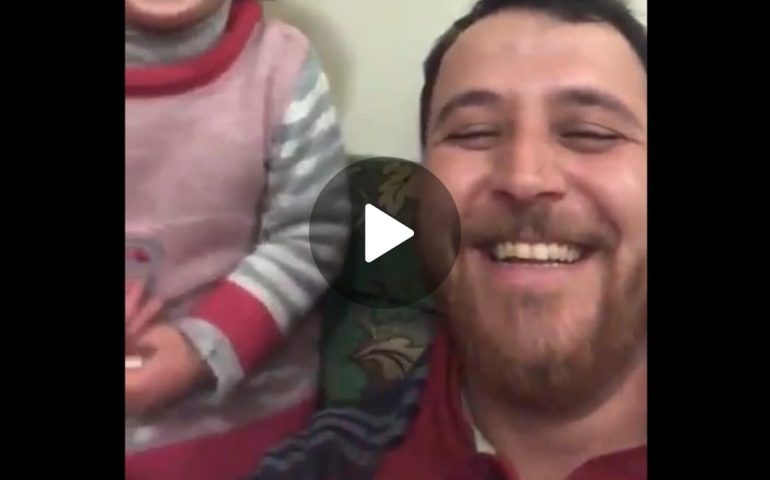 (VIDEO) Ogni bomba che cade una risata: il ‘gioco’ di un papà siriano per non far spaventare la figlia