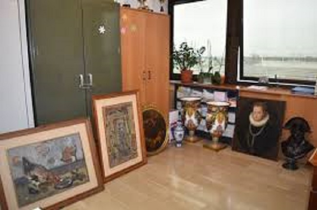Perquisiscono una casa per droga e trovano opere d’arte rubate per un valore di 200mila euro