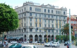 Immagine da lontano del palazzo della Rinascente di Cagliari.