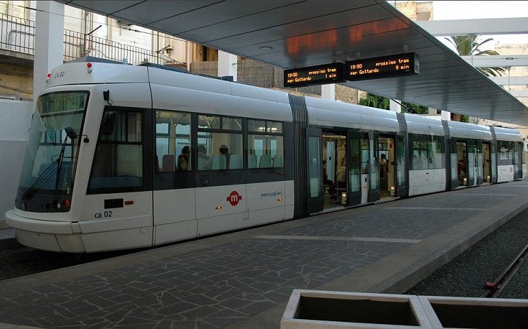 Immagini relative alla metropolitana leggera già presente a Cagliari.