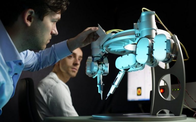 Nella foto: il robot Musa, la prima macchina utilizzata per la super-microchirurgia.