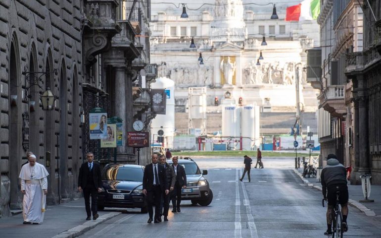 Papa Francesco a piedi a Roma, per raggiungere il Crocifisso della “Grande Peste”