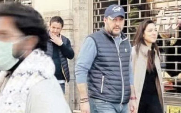 Salvini paparazzato in centro a Roma con la fidanzata nonostante le norme