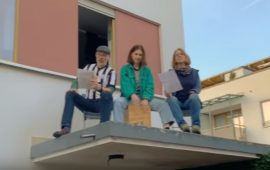 I tedeschi cantano "Bella Ciao" dal balcone