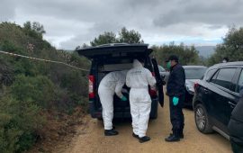 Gli esperti delle forze dell'ordine all'opera nelle campagne di Dolianova, durante il ritrovamento dei cadaveri dei fratelli Mirabello.