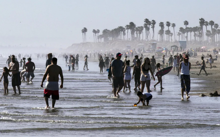 California, tutti al mare nonostante le norme per il Coronavirus