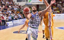 Immagine di repertorio del campionato di basket '19/'20. Inazione la Dinamo Sassari contro Pesaro.