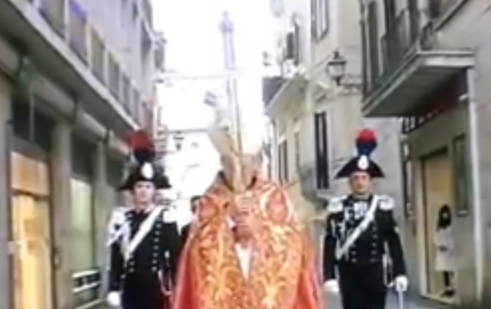 Chieti, durante la processione Cristo si stacca dalla croce