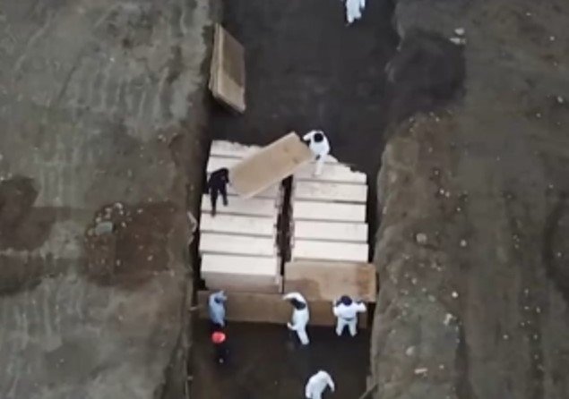 A New York le vittime del Covid-19 seppellite in fosse comuni, su un’isoletta del Bronx