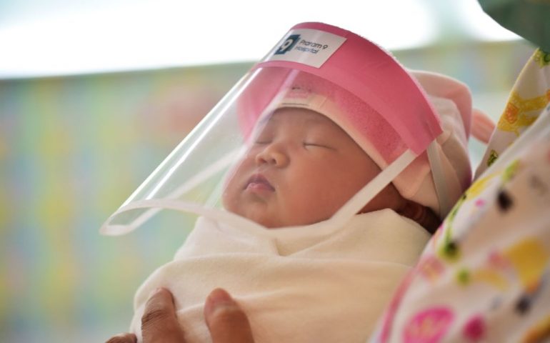 Coronavirus: ecco come vengono protetti i bimbi appena nati in Thailandia