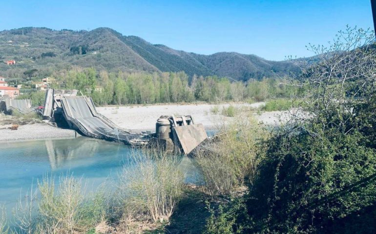 Crolla improvvisamente un ponte tra Liguria e Toscana. Un furgone coinvolto