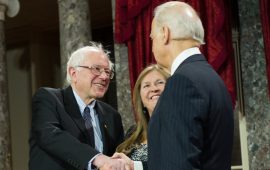 Bernie Sanders stringe la mano a Joe Biden